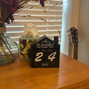 Perpetual calendar, “be grateful for every day.”